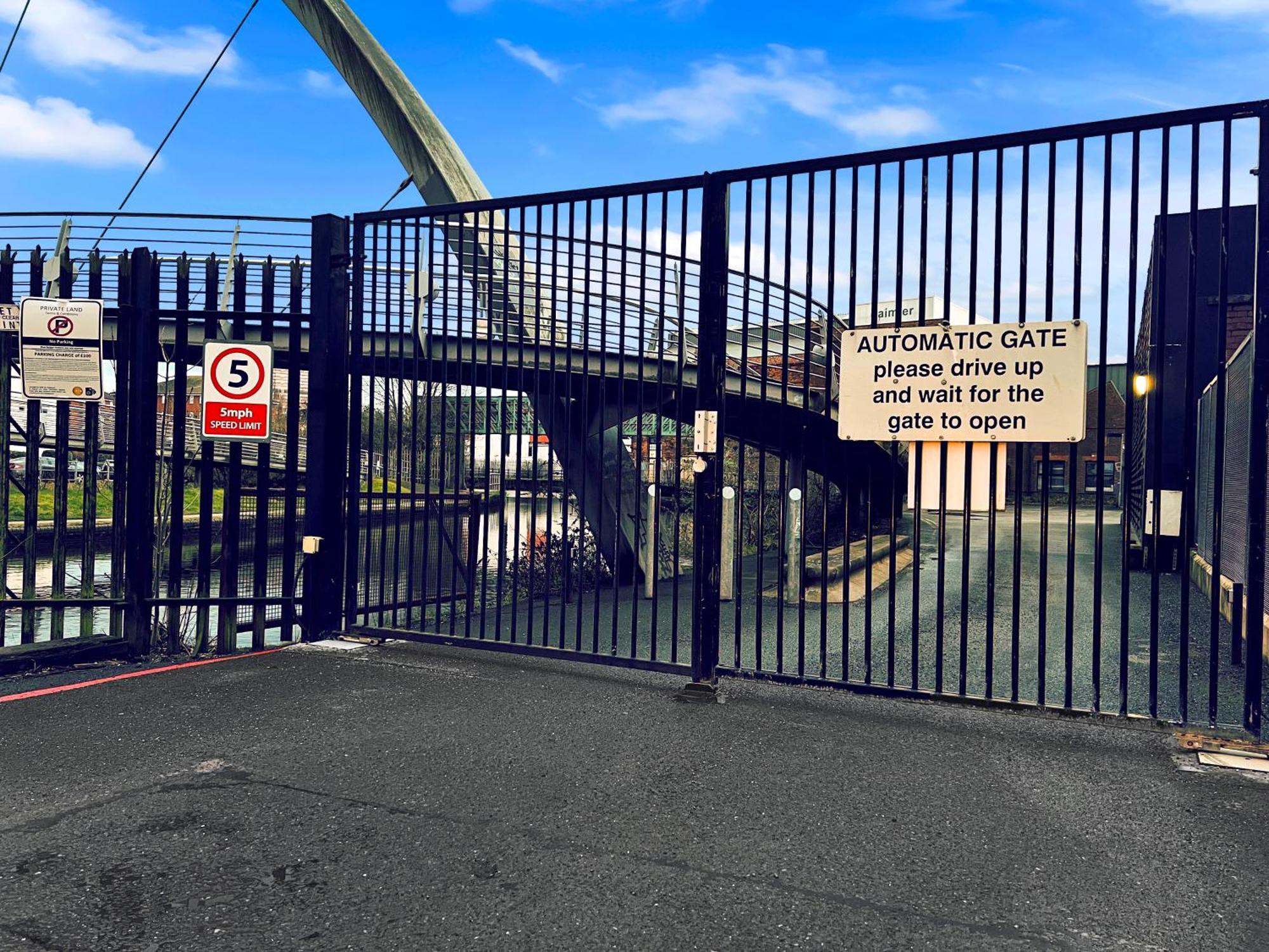 Luxury Waterfront Property With Free Parking 考文垂 外观 照片